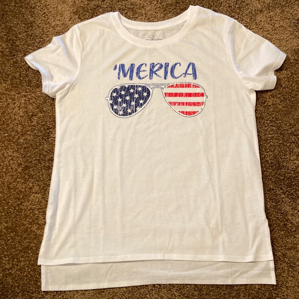 AMERICA TSHIRT. NWOT. SOFT. SIZE MEDIUM. HIGH LOW BOTTOM. CUTE!